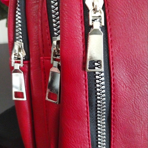 Red Pouch Pack - Picture 2 of 8